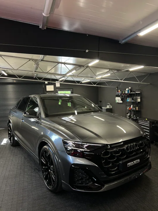 Szare Audi widziane z przodu w studiu Prox Detail